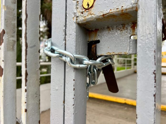 Candado en puerta Candado en puerta