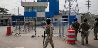 Liberan a agentes retenidos por los reos en cárceles de Ecuador. Liberan a agentes penitenciarios y policías que estaban retenidos por los reos en Ecuador