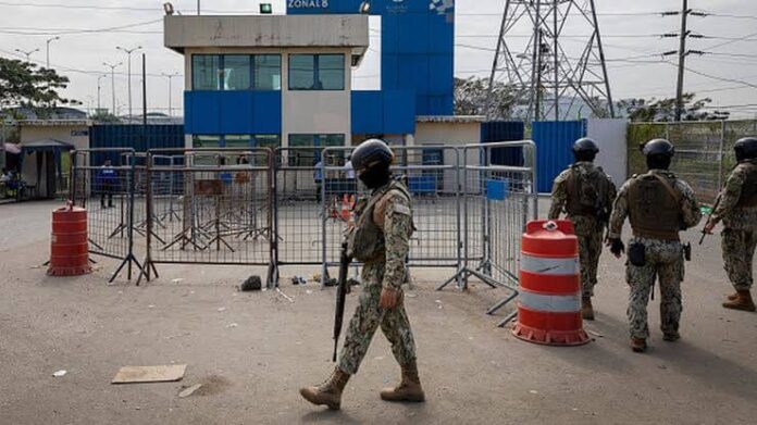 Liberan a agentes penitenciarios y policías que estaban retenidos por los reos en Ecuador