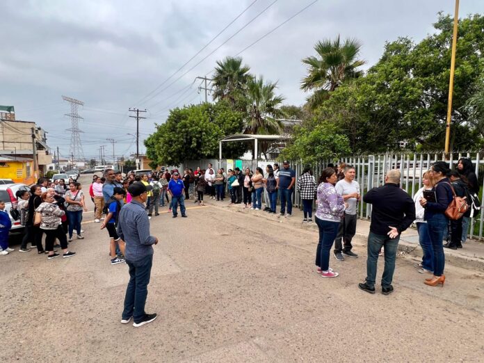 Padres de la secundaria 37 de Rosarito tomaron la escuela