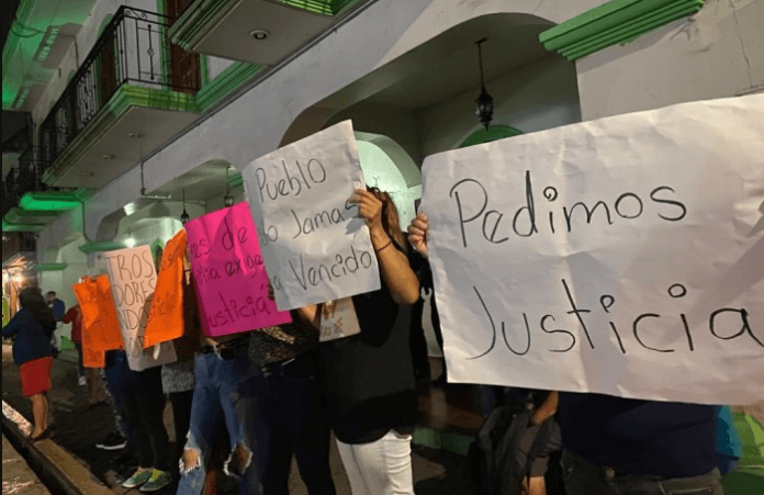 Protesta contra maestro acosador