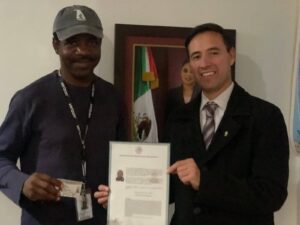 Atiende ayuntamiento de Tijuana a primer migrante nigeriano naturalizado mexicano