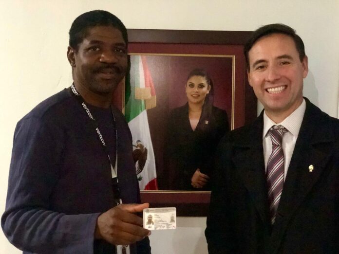 Primer migrante nigeriano naturalizado mexicano en Tijuana Primer migrante nigeriano naturalizado mexicano en Tijuana