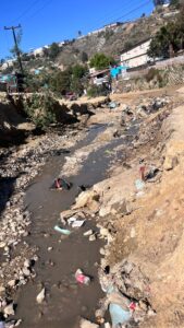 Calle de terracería en Tijuana formato vertical