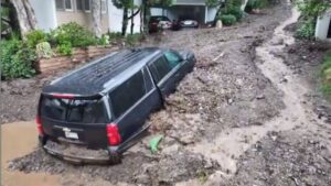 Carros quedan bajo el lodo por tormenta en California