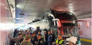 VIDEO: Más de 10 lesionados en autobús doble piso atorado en puente en México. Más de 10 lesionados en autobús de doble piso atorado en puente en México