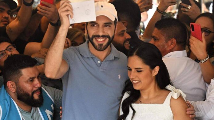 Nayib Bukele votando