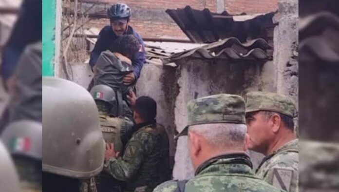 Rescatan a mujer encerrada en una cisterna en Colima
