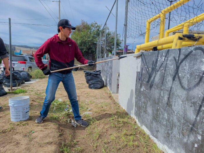 Román Cota en rehabilitación de parque en fraccionamiento Hacienda de Tecate