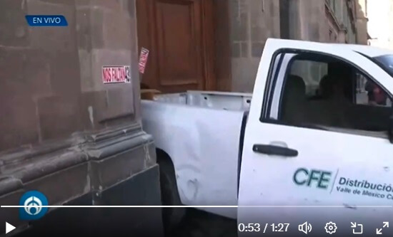 Derriban puerta de Palacio Nacional con camioneta de CFE Derriban puerta de Palacio Nacional con camioneta de CFE