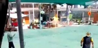 VIDEO: Flamazo de gas causó pánico en kermes escolar en México. Flamazo de gas causó pánico en kermes escolar