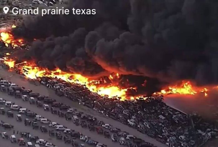 Gran incendio en depósito de carros en Texas