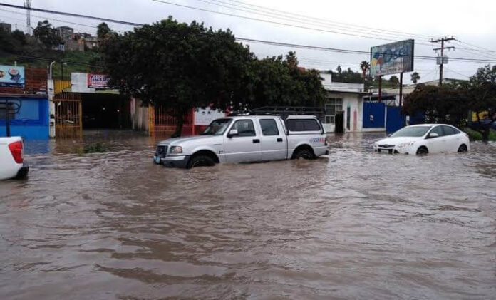 Hombre sobrevive luego de que su auto fue arrastrado por tormenta en Tijuana