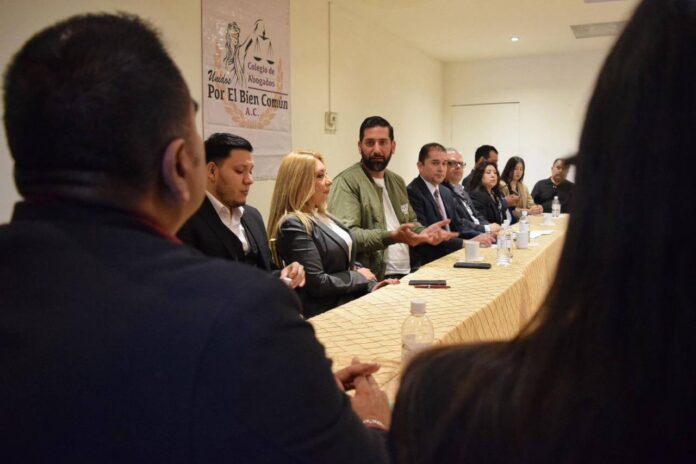 Juan Carlos Hank en reunión con abogados