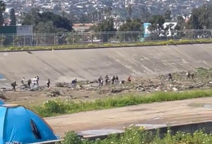 Migrantes intentaron cruce masivo por la canalización de Tijuana