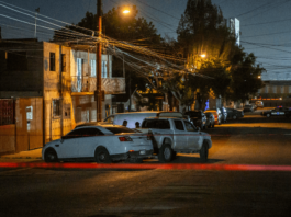 Abandonan de nuevo vehículo con un cuerpo al interior en Tijuana