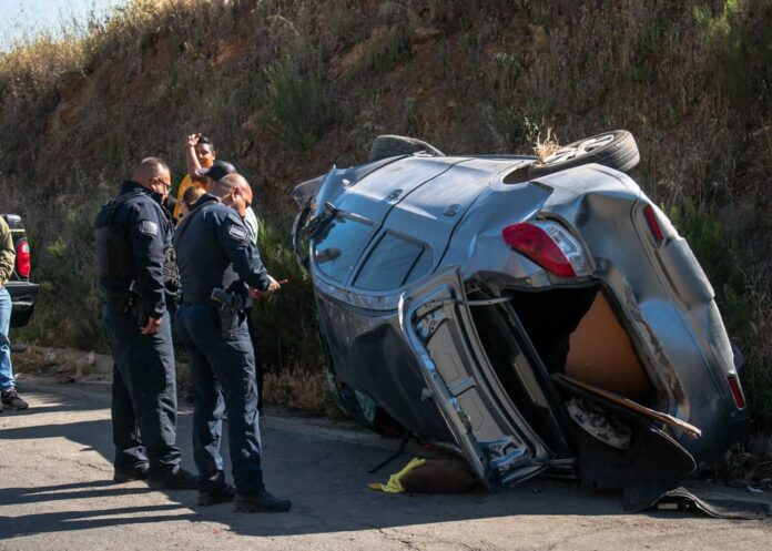 Aparente riña vehicular terminó en una volcadura en Tijuana