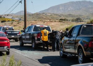 Aparente riña vehicular terminó en volcadura en la ciudad de Tijuana