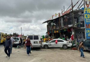 Automovilista chocó contra un negocio y dos camionetas en Tijuana
