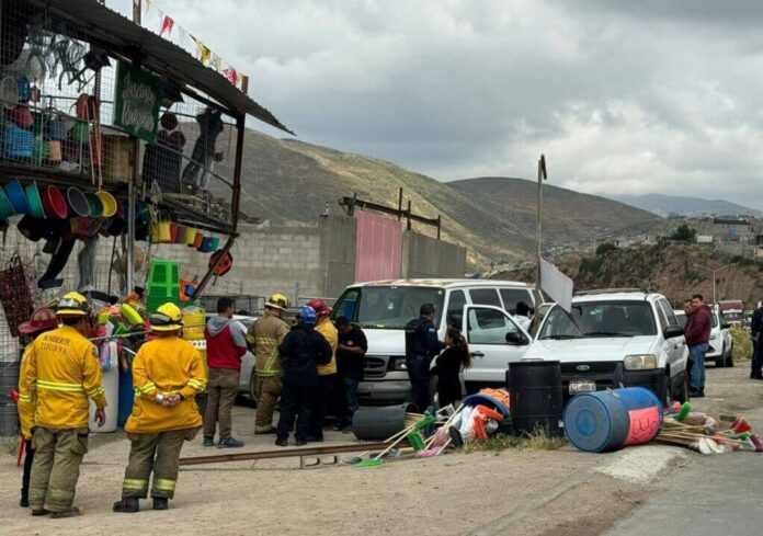 Automovilista chocó contra un negocio y dos camionetas en la ciudad de Tijuana