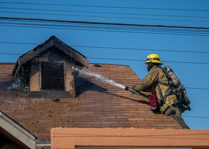Bombero apagando incendio