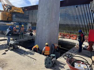 Colocación de columna en viaducto elevado de Tijuana