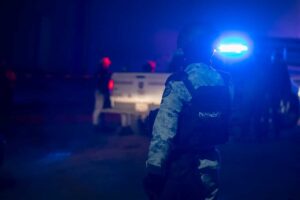 Encuentran 5 cuerpos en camioneta al lado de plaza comercial