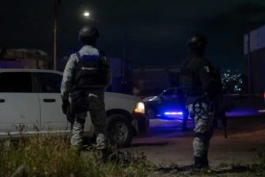 Encuentran 5 cuerpos en camioneta al lado de plaza comercial en Tijuana