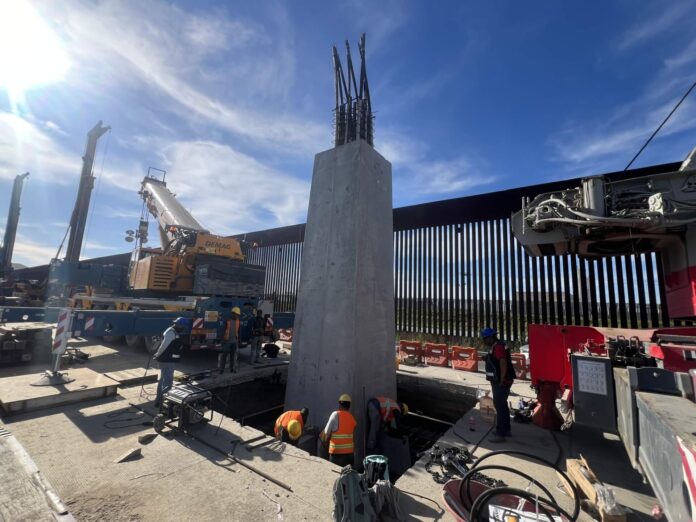 Instalación de columna en Viaducto Elevado en Tijuana Instalación de columna en Viaducto Elevado en Tijuana