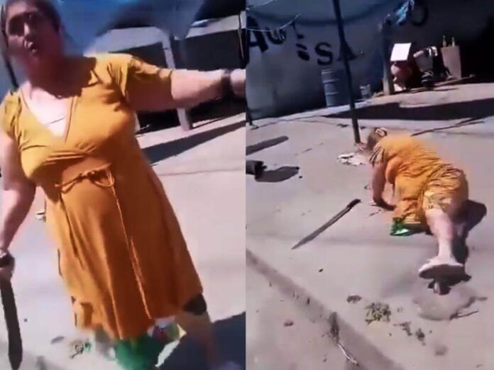 Mujer amenaza con machete a trabajadores de CFE Mujer amenaza con machete a trabajadores de CFE