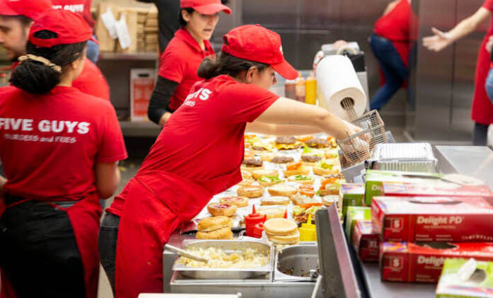 Trabajadores de comida rápida en California ya ganan 20 dólares la hora