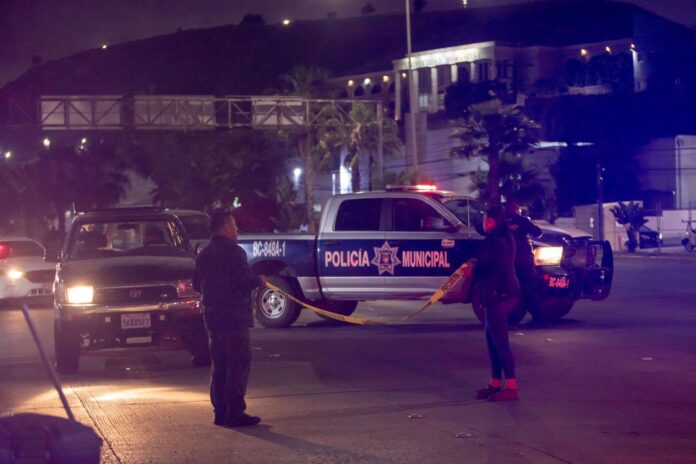 Abandonaron camioneta con restos humanos cerca del palenque de Tijuana