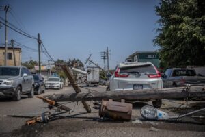 Autos resultaron dañados con caída de postes en Tijuana