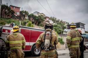 Bomberos en incendio en Tijuana