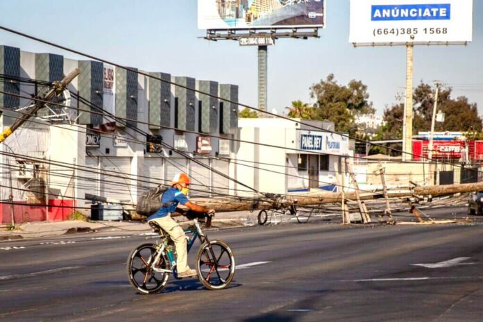 Cayeron 7 postes dañando 15 autos en bulevar Benítez de Tijuana Cayeron 7 postes dañando 15 autos en bulevar Benítez de Tijuana