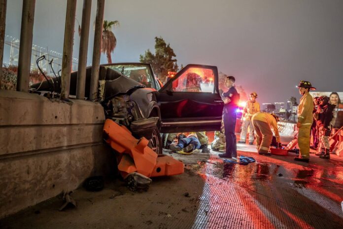 Conductor chocó con muro en obra del viaducto elevado en Tijuana