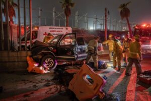 Conductor chocó con muro en viaducto elevado en Tijuana