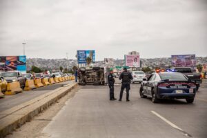 En Puente México de Tijuana un pick up terminó volcado