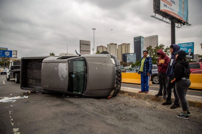 En pleno Puente México de Tijuana un pick up terminó volcado En pleno Puente México de Tijuana un pick up terminó volcado