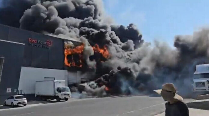 Fuerte incendio consume parque industrial de Querétaro