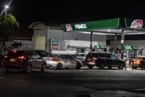 Gasolinera de PEMEX de noche