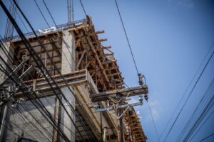 Hombre cayó de tercer piso tras recibir descarga eléctrica