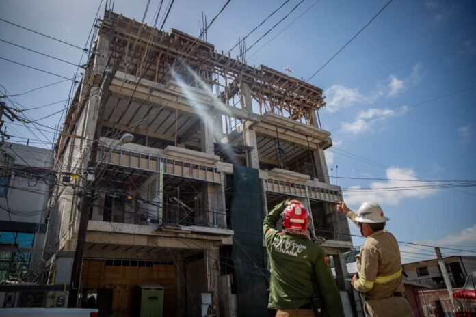 Hombre cayó de tercer piso tras recibir descarga eléctrica en Tijuana Hombre cayó de tercer piso tras recibir descarga eléctrica en Tijuana