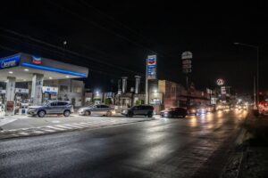Largas filas en gasolineras de noche