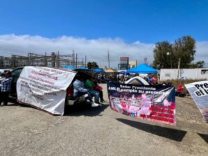 Manifestantes bloquean accesos a PEMEX de Rosarito