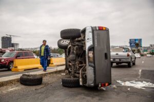 Pick up terminó volcado en Tijuana