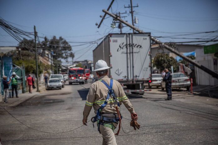 Postes caídos en colonia 79-76 en Tijuana