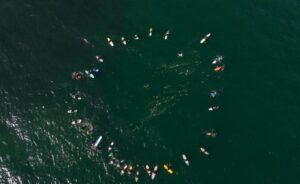 Ritual en honor a surfistas asesinados en Baja California