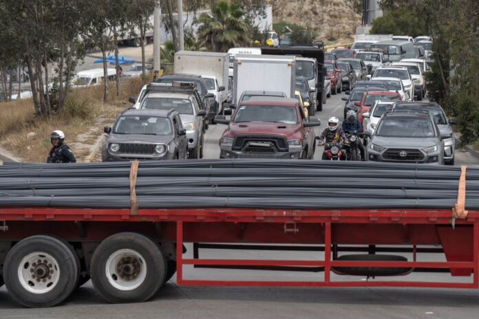 Tráiler bloqueó el Rosas Magallón de Tijuana