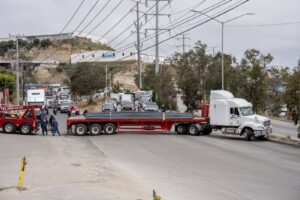 Tráiler bloqueó el Rosas Magallón de Tijuana por más de media hora